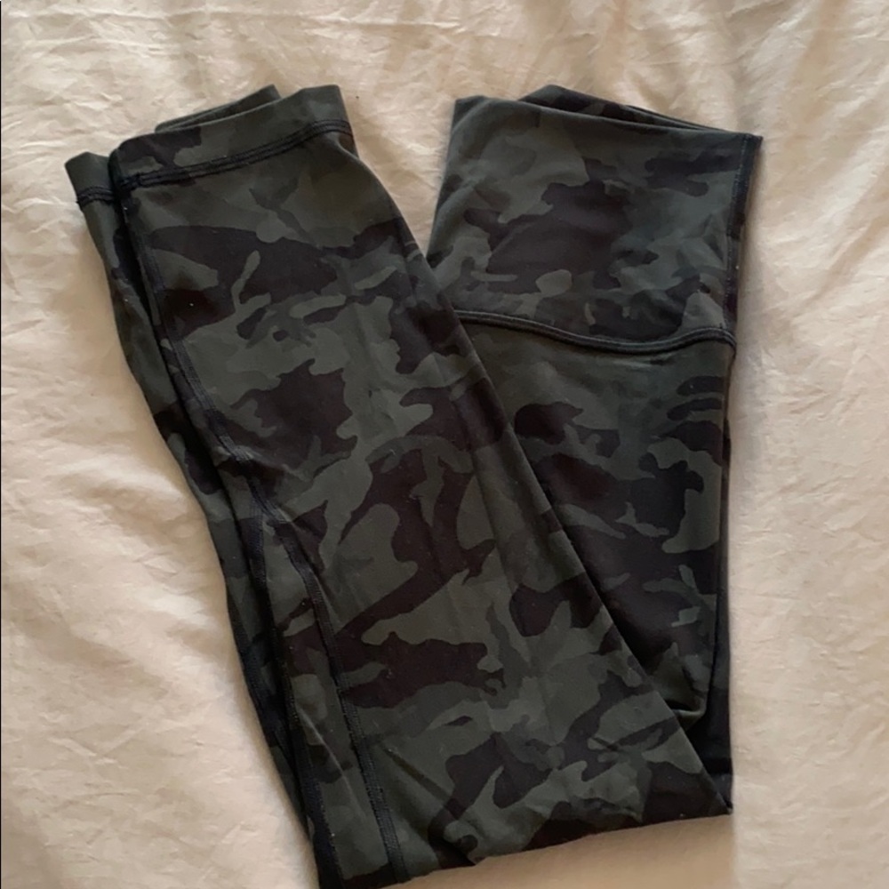 Army green camo crop aligns